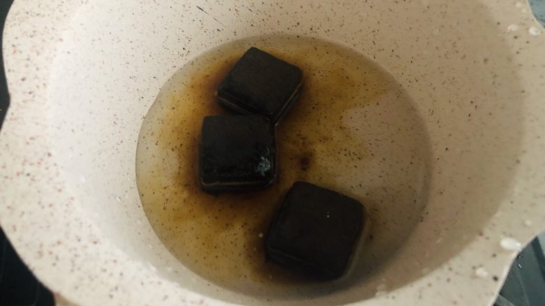 暖宫驱寒,软糯Q弹的红糖糯米丸子,锅内放适量开水,加入红糖。
