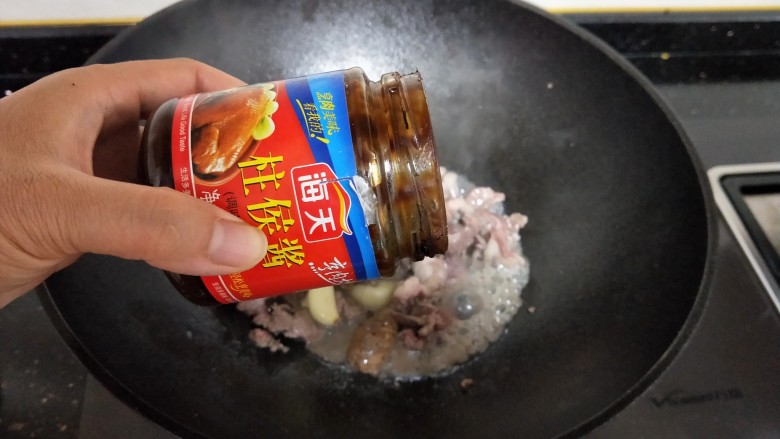 牛肉酱烧土豆,放入<a style='color:red;display:inline-block;' href='/shicai/ 766'>柱候酱</a>,少许盐和适量的水煮