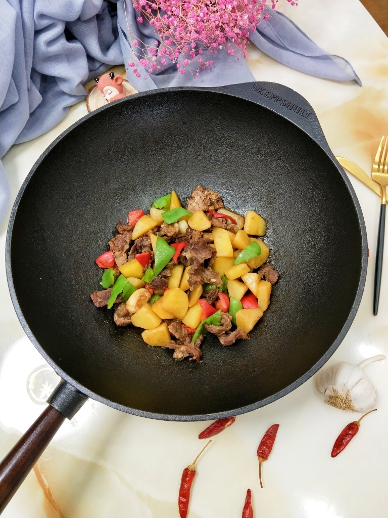 牛肉酱烧土豆,天气不冷,直接连锅上菜