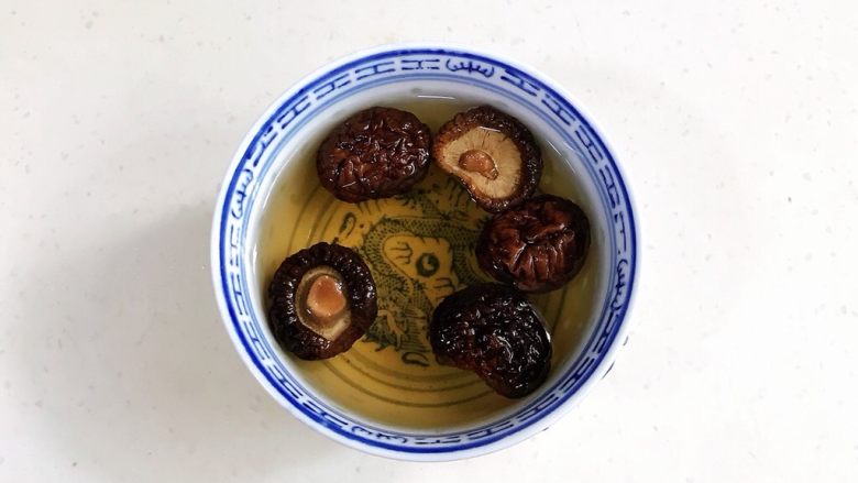 黄焖鸡,<a style='color:red;display:inline-block;' href='/shicai/ 241'>干香菇</a>洗净用温水浸泡半小时。