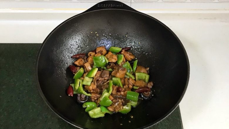 黄焖鸡,待鸡肉软烂,汤汁浓稠时加入青椒翻炒均匀即可。