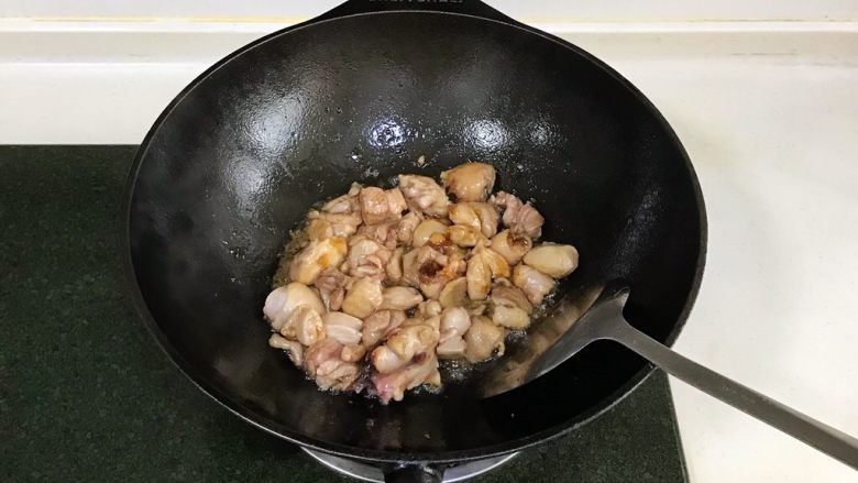 黄焖鸡,迅速倒入鸡块,转大火快速翻炒。