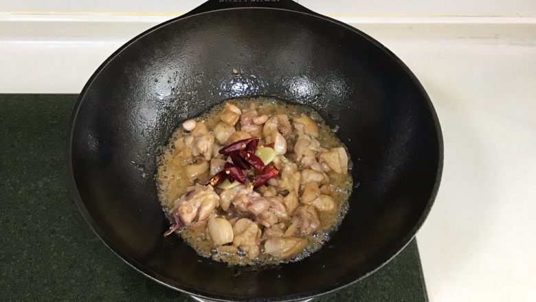 黄焖鸡,加<a style='color:red;display:inline-block;' href='/shicai/ 86474'>干辣椒</a>和<a style='color:red;display:inline-block;' href='/shicai/ 2800'>生姜</a>片。