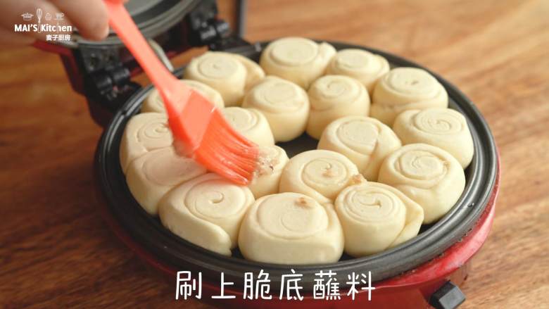 香脆香甜【蜂蜜脆底面包】,小红锅不需要预热,刷适量玉米油,放入面团,将温度调至低温min的温度