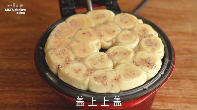 香脆香甜【蜂蜜脆底面包】,盖上上盖,继续发酵10分钟至两倍大。