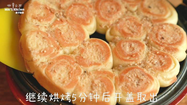 香脆香甜【蜂蜜脆底面包】,可以根据个人喜好延长或减短烘烤时间,这款小面包刚出锅的口感更好哦。