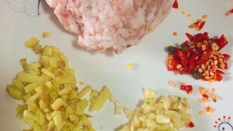 火山土豆泥,<a style='color:red;display:inline-block;' href='/shicai/ 5353'>肉馅</a>要有一点肥肉的，姜蒜切末，吃辣的同学可以加一点小米辣