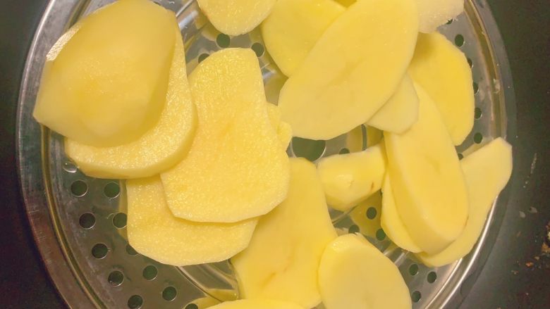 火山土豆泥,切片上蒸锅，蒸至软糯，20分钟左右