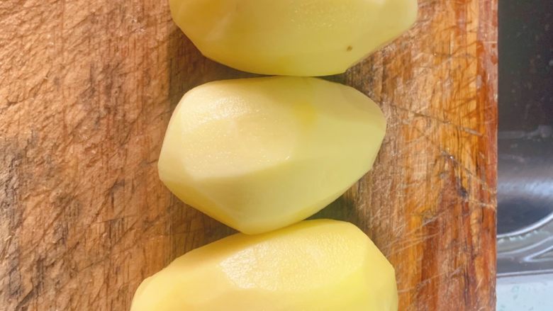 火山土豆泥,<a style='color:red;display:inline-block;' href='/shicai/ 23'>土豆</a>刨皮