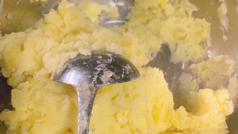 火山土豆泥,蒸好的土豆压成泥