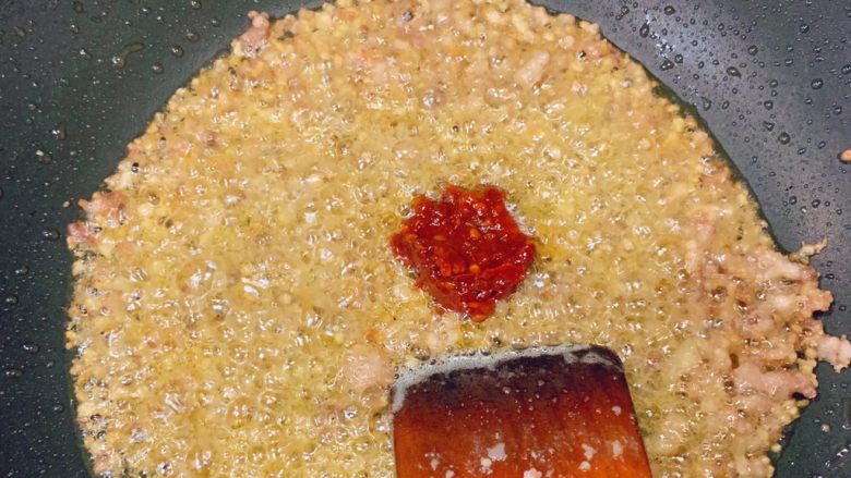 火山土豆泥,猪油炒出来后加入少量<a style='color:red;display:inline-block;' href='/shicai/ 705'>豆瓣酱</a>炒红油