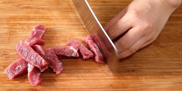麻辣牦牛肉,牦牛肉逆着纹路切成长3厘米,宽1厘米的长方体大小