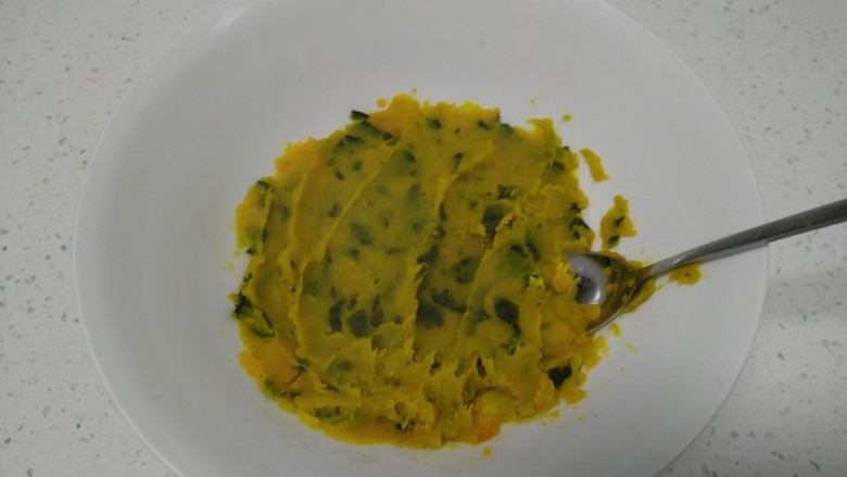 南瓜莴笋尖椒盒,<a style='color:red;display:inline-block;' href='/shicai/ 53'>南瓜</a>洗净切片蒸熟,用勺子压成泥。