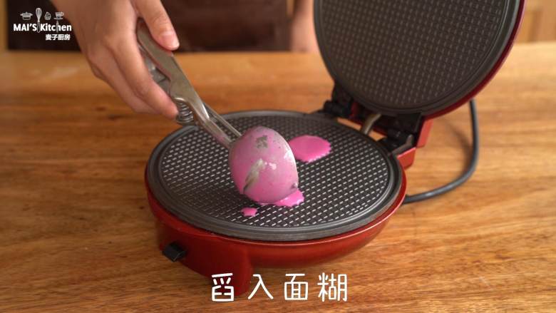 自制无添加【火龙果脆片】,小红锅中温预热完成后,舀入面糊,盖上上盖
