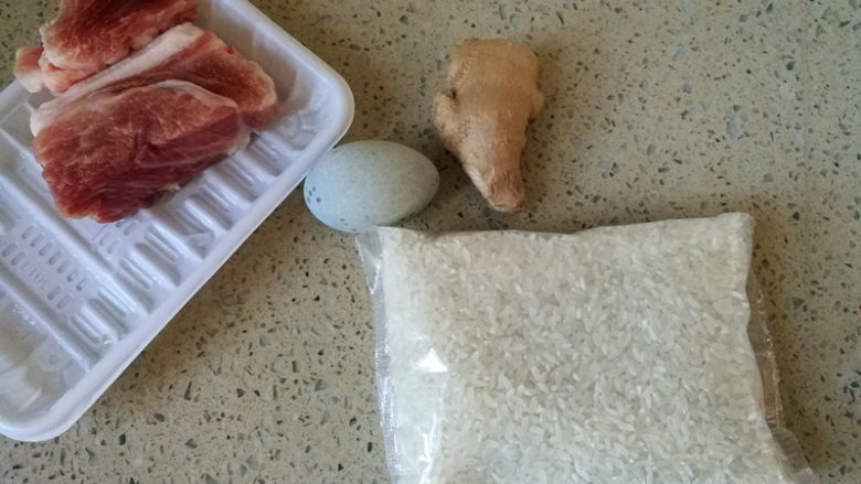 皮蛋瘦肉粥,将材料提前备好。