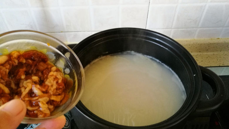 皮蛋瘦肉粥,下入瘦肉,搅匀
