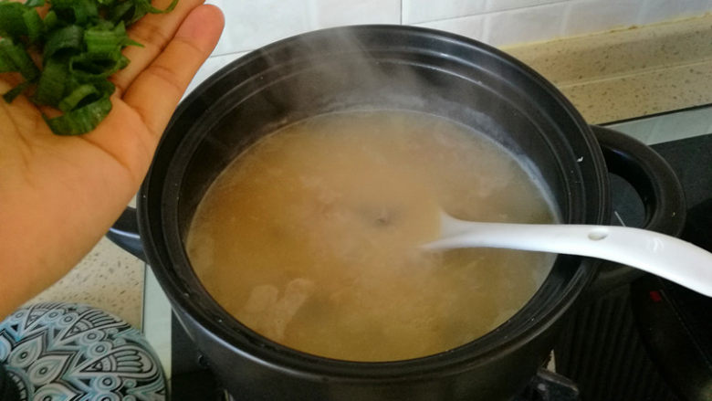 皮蛋瘦肉粥,试下味道OK后,再下入适量的葱花即可。