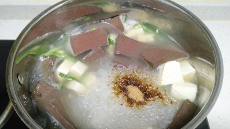 猪血、豆腐、粉丝、扁豆丝汤,放入🐷血,放入盐、<a style='color:red;display:inline-block;' href='/shicai/ 829'>十三香</a>