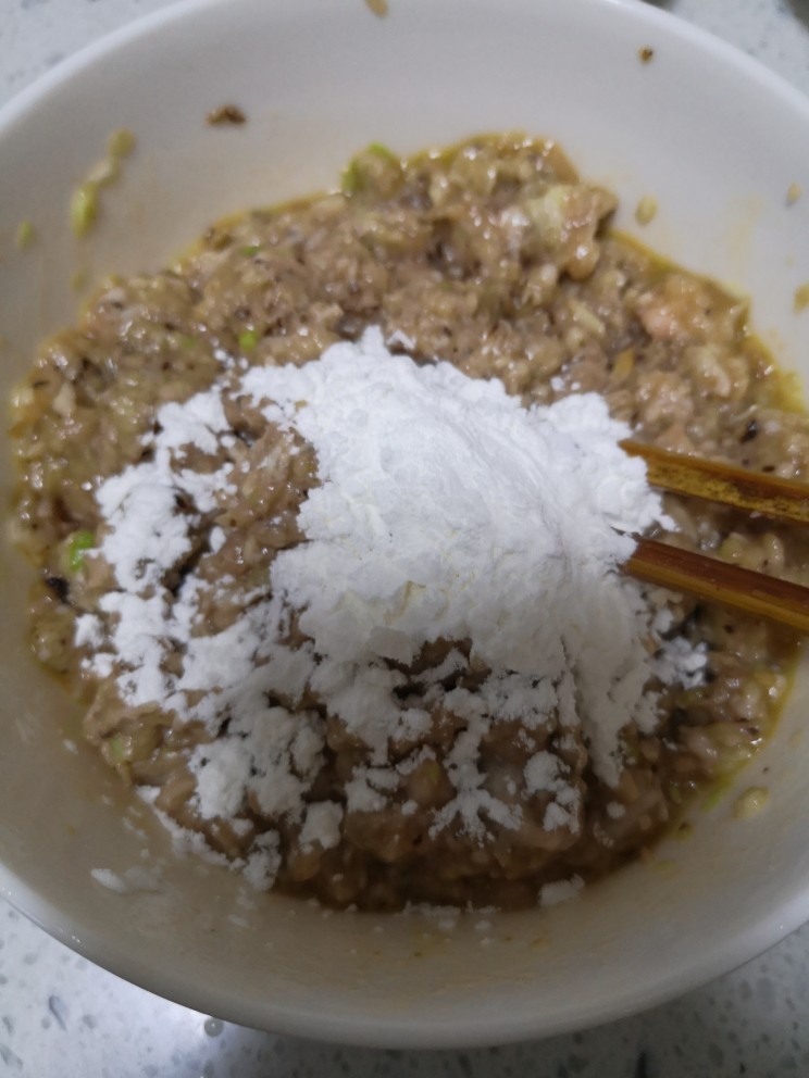 青椒酿肉,加入淀粉,继续搅拌均匀即可,加入淀粉,肉馅会更好的定型,吃起来也比较顺滑