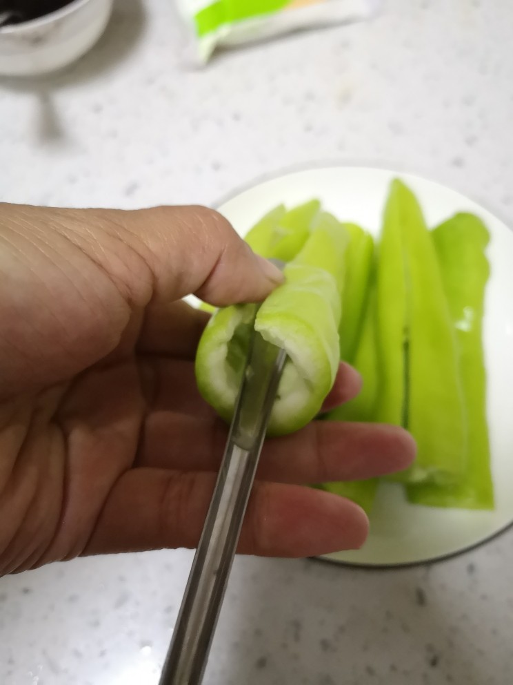 青椒酿肉,接下来处理青椒，我用的是比较的青椒，去头对切两半，把<a style='color:red;display:inline-block;' href='/shicai/ 8778'>尖椒</a>里的籽去掉，中间对开切口