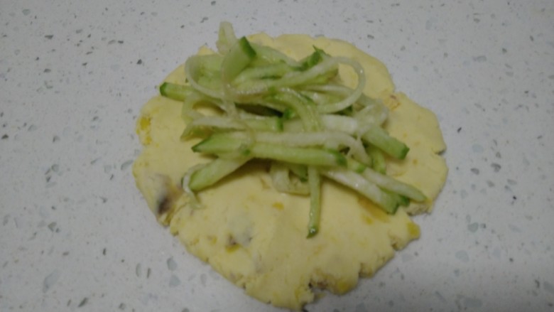 红薯糯米花心萝卜丝饼,擀成薄片包入馅料,用手团圆再用手压扁