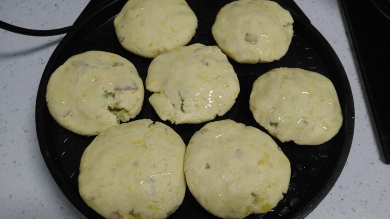 红薯糯米花心萝卜丝饼,电饼铛均匀涂上食用油,放入包入馅料的饼