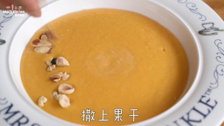 INS风的【南瓜酸奶思慕雪】在家轻松做,撒上坚果和个人喜欢的<a style='color:red;display:inline-block;' href='/shicai/ 2874'>果干</a>水果,点缀上薄荷叶,滴上酸奶