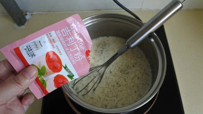 香草奶冻配巧克力水果,取出香草豆荚,放入<a style='color:red;display:inline-block;' href='/shicai/ 115501'>鱼胶粉</a>搅化