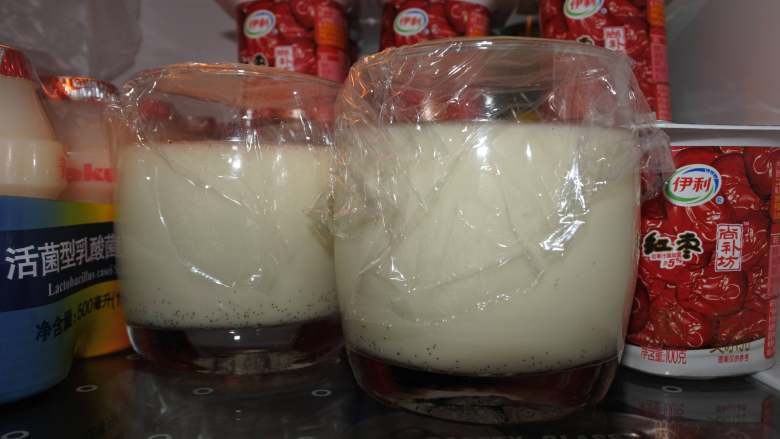 香草奶冻配巧克力水果,盖保鲜膜,冰箱冷藏一夜定型