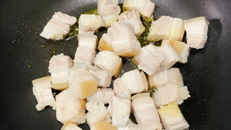 红烧肉,锅里放一点点油,再把五花肉下锅煸油