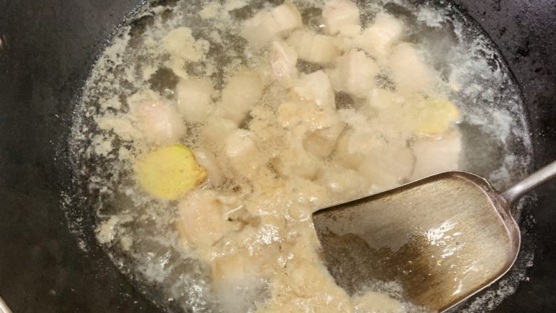 红烧肉,撇去浮沫捞出沥干水分
