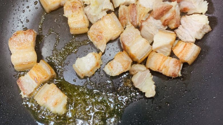 红烧肉,炒出香味和猪油后捞出,猪油和肉分开
