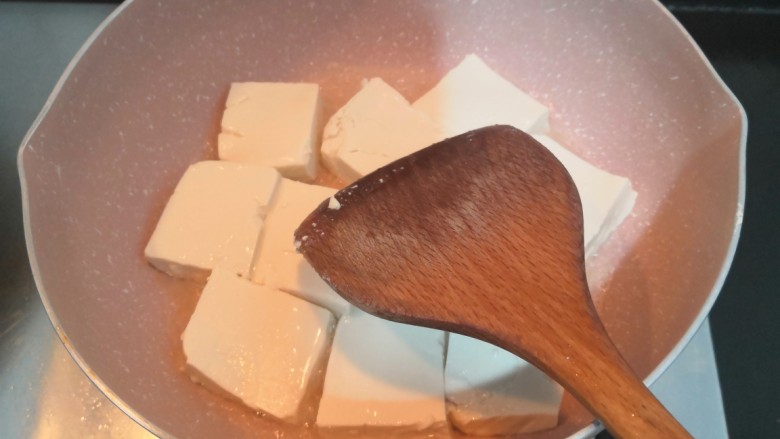菌菇豆腐汤,煎至一面微黄,翻面再煎