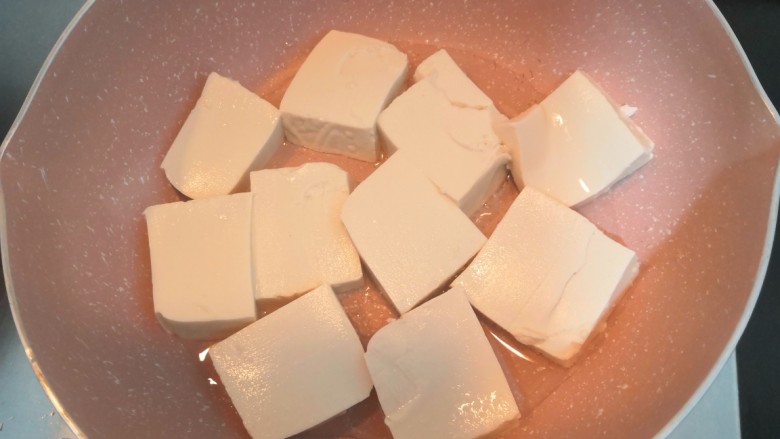 菌菇豆腐汤,放入豆腐片,中小火煎
