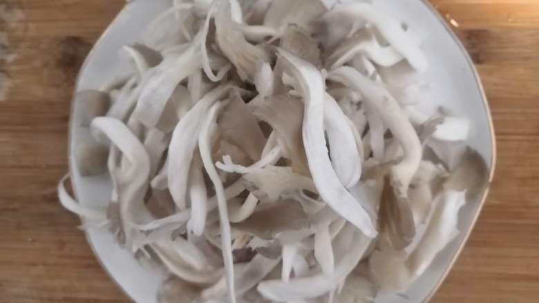 菌菇豆腐汤,菌菇洗干净后,撕成小朵,备用