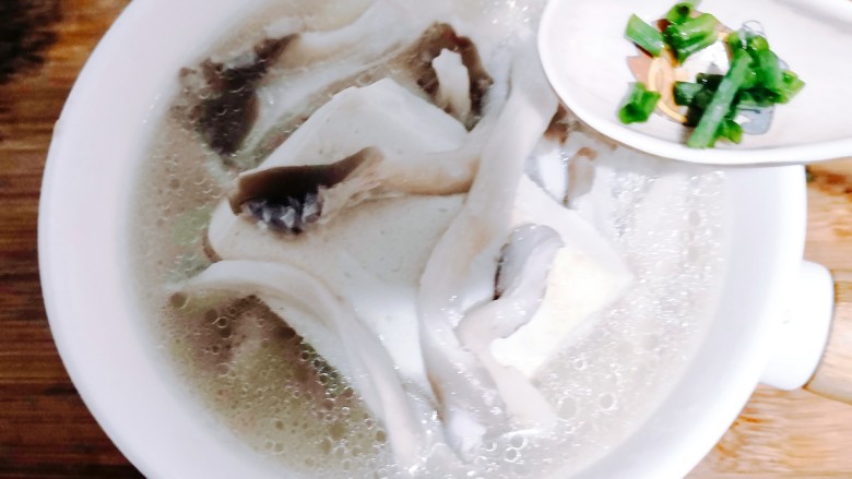 菌菇豆腐汤,把豆腐菌菇汤,盛出,洒上葱花