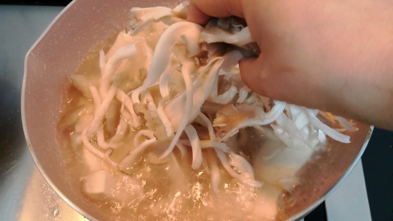 菌菇豆腐汤,煮开后,放入菌菇