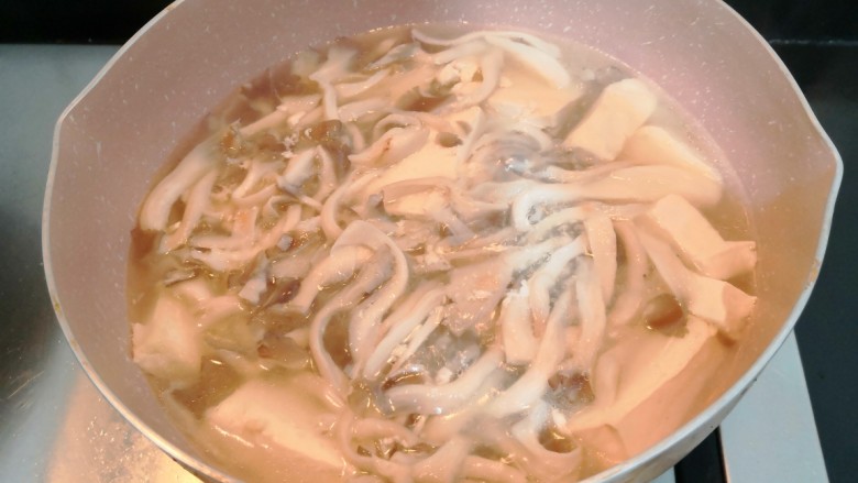 菌菇豆腐汤,再次大火烧煮,煮开后,关火