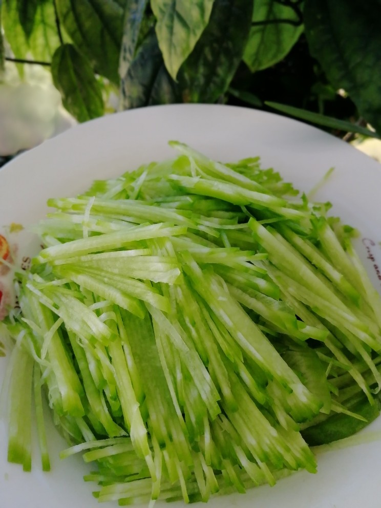 鸡肉丸子萝卜汤,切细丝。