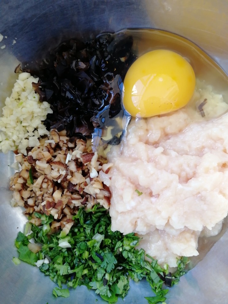 鸡肉丸子萝卜汤,鸡肉，香菇，木耳剁碎，<a style='color:red;display:inline-block;' href='/shicai/ 131'>香菜</a>，蒜瓣切末，打入一个<a style='color:red;display:inline-block;' href='/shicai/ 9'>鸡蛋</a>。