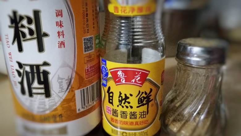 鸡肉丸子萝卜汤,一勺<a style='color:red;display:inline-block;' href='/shicai/ 718'>料酒</a>，一勺<a style='color:red;display:inline-block;' href='/shicai/ 692'>酱油</a>，<a style='color:red;display:inline-block;' href='/shicai/ 720'>胡椒粉</a>和盐适量。