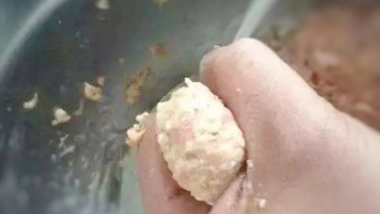 鸡肉丸子萝卜汤,小火烧水,水底起小泡,虎口挤出丸子,小饭勺盛出下水里。