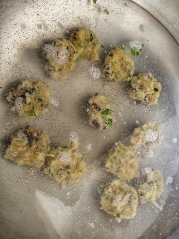 鸡肉丸子萝卜汤,全程小火,水不要沸腾。