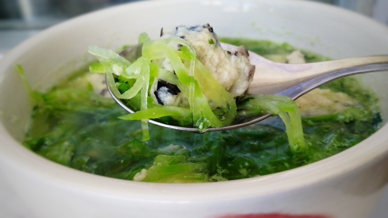 鸡肉丸子萝卜汤,汤鲜,丸子很好吃。