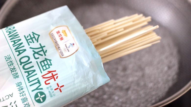 芸豆鱿鱼打卤面,锅中倒入适量的清水烧开后,放入发酵空心挂面,新一代的挂面,酵母中的酶能促进面内部的营养物质分解成更小的分子,使人体更容易吸收呀。