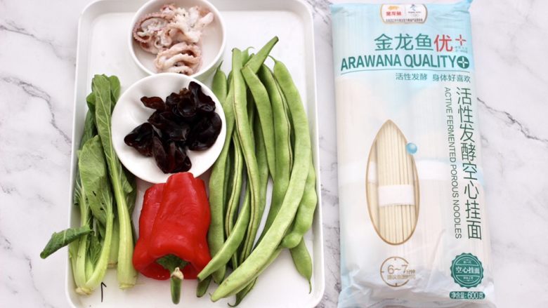 芸豆鱿鱼打卤面,准备好所有的食材,<a style='color:red;display:inline-block;' href='/shicai/ 233'>木耳</a>提前温水泡发后洗净。