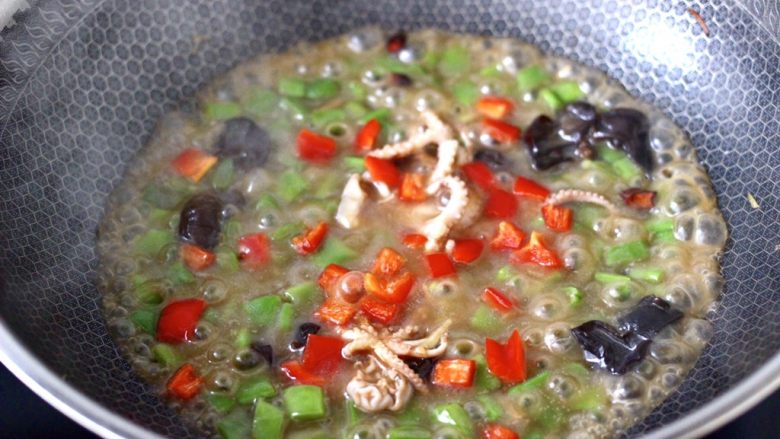 芸豆鱿鱼打卤面,大火继续煮1分钟左右,加入红椒丁。