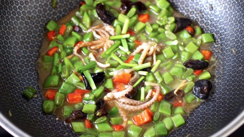 芸豆鱿鱼打卤面,把所有食材搅拌均匀后,撒上<a style='color:red;display:inline-block;' href='/shicai/ 116'>韭菜</a>段即可关火,盛出备用。