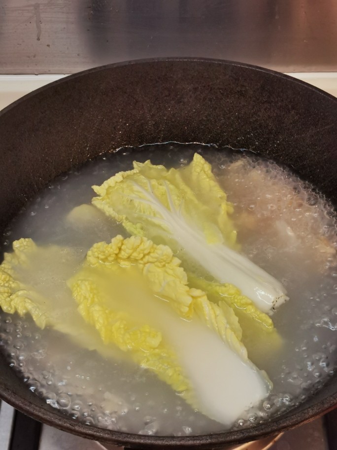 干贝粉丝娃娃菜,熬好干贝汤,放入娃娃菜,锅盖盖上,大火煮3分钟,加入泡软的粉丝,再煮2分钟