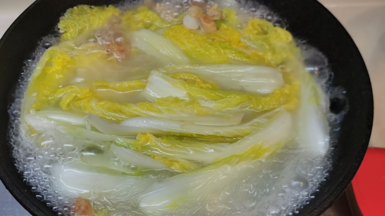 干贝粉丝娃娃菜,娃娃菜煮好,加入盐。